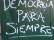 Democracia para siempre. Grafiti en la marcha del pasado 24 de marzo 2012