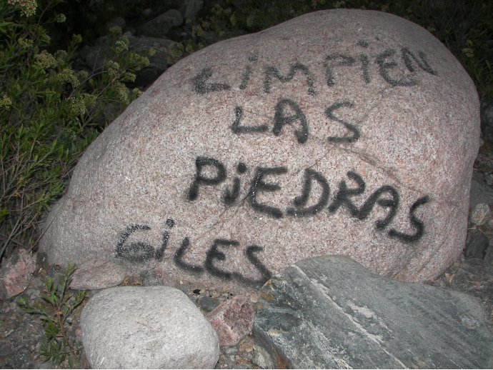 Limpien las piedras giles