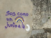 sos como un arco iris junto a la luna