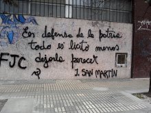 En defensa de la patria todo es licito menos dejarla perecer. J. San Martín