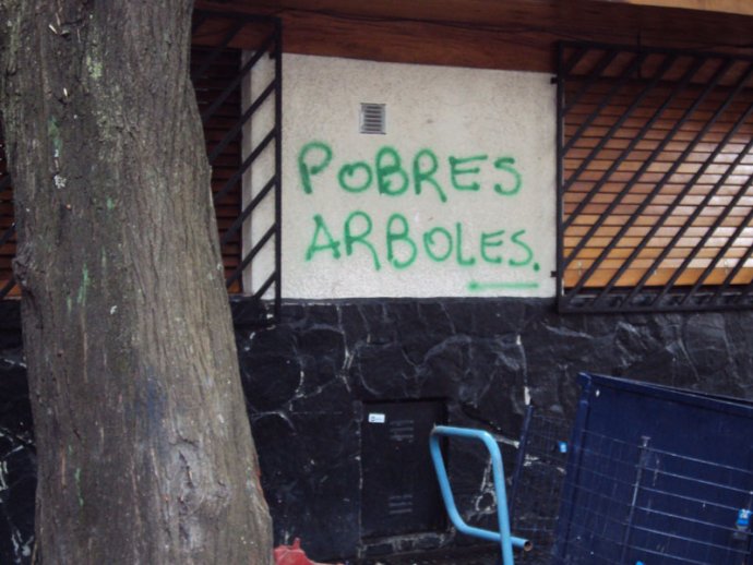 Pobres árboles.