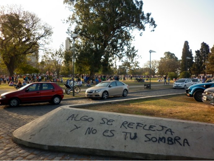 algo se refleja y no es tu sombra