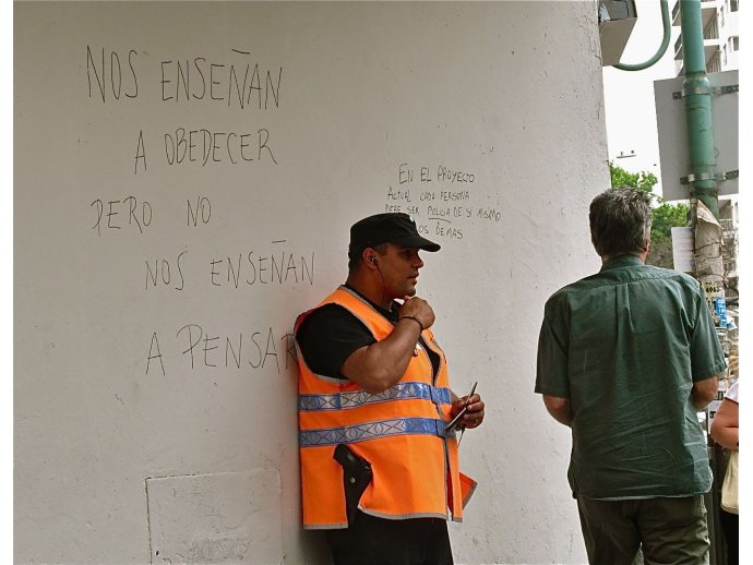 Nos enseñan a obedecer, pero no nos enseñan a pensar.     En el proyecto actual cada persona debe ser policia de si mismo, no de los demás.