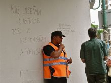 Nos enseñan a obedecer, pero no nos enseñan a pensar.     En el proyecto actual cada persona debe ser policia de si mismo, no de los demás.