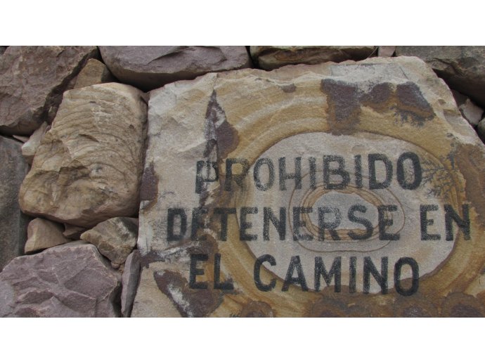 Prohibido detenerse en el camino