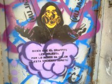 Dicen que el graffiti les molesta: por lo menos da color a esta sociedad agreta.