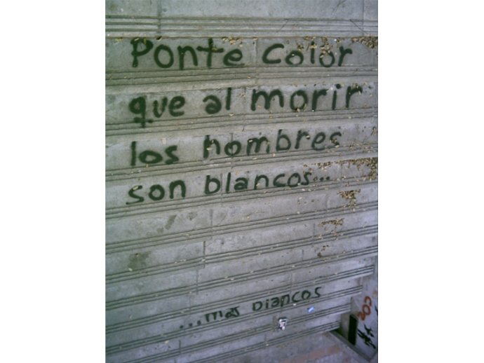 Ponte color que al morir los hombres son blancos... más blancos.