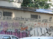 La única iglesia que ilumina es la que arde