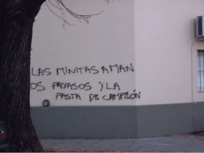Las minitas aman los payasos. Y la pasta de campeon