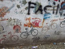 Arriba de la bicicleta puede volar sus piernas son sus alas y el corazón el motor principal