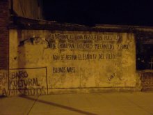 La Paternal es una mezcla de puestos de choripán, talleres mecánicos y barrio. Aquí se respira el espíritu del viejo Buenos Aires. - Guía-P