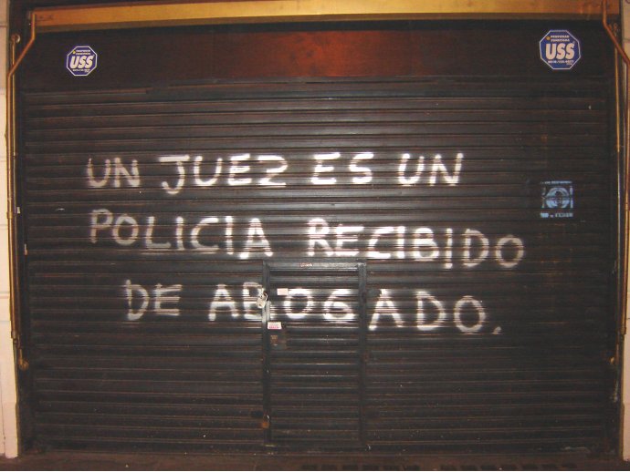 Un juez es un policia recibido de abogado