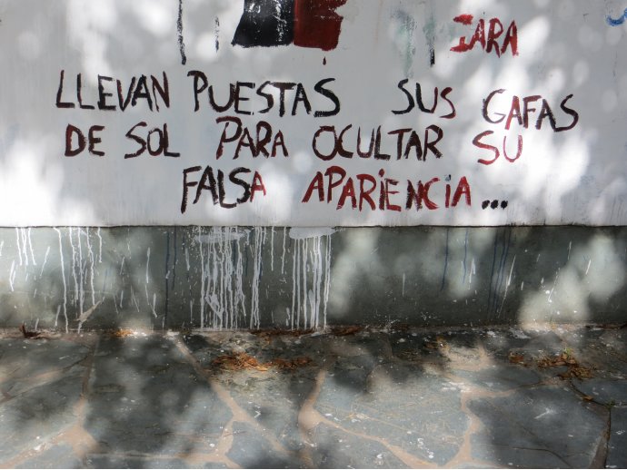 Llevan puestas sus gafas de sol para ocultar su falsa apariencia