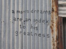 A man's dreams are an index to his greatness (Los sueños de un hombre son un indice de su grandeza)