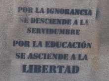 Por la ignorancia se desciende a la servidumbre. Por la libertad se asciende a la libertad