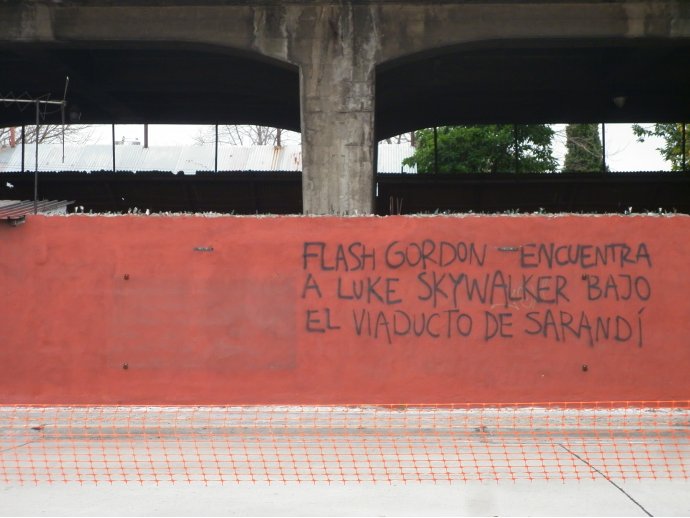 Flash Gordon encuentra a Luke Skywalker bajo el viaducto de Sarandí