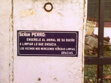 Señor Perro: enséñele al animal de su dueño a limpiar lo que ensucia. Los vecinos nos merecemos veredas limpias. Gracias.