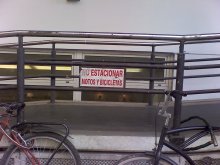 (NO) estacionar motos y bicicletas