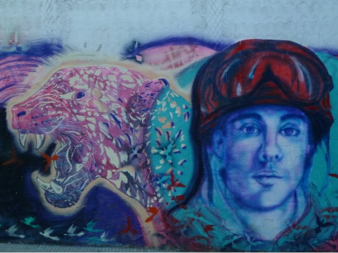 Saludos desde Rosario. Les envio un muro hecho con Pegas y Stencil pintura directa sobre el muro. mi sitio: www.ladystick.com.ar