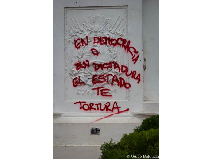 En democracia o en dictadura el Estado te tortura.