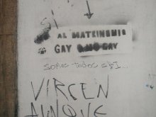 Puto el que lee / Sí al matrimonio gay / Somos todos gai... / Virgen aunque violada