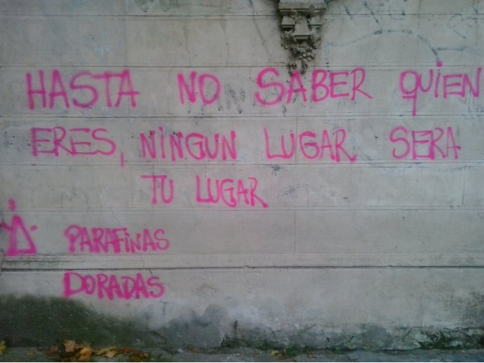 Hasta no saber quién eres, ningún lugar será tu lugar. Parafinas Doradas