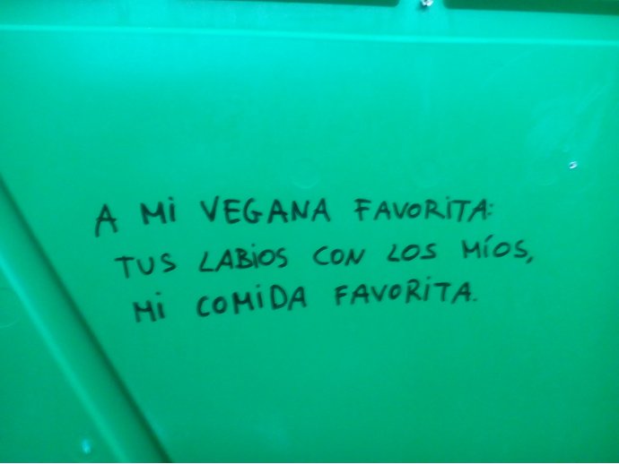 A mi vegana favorita: tus labios con los míos, mi comida favorita.