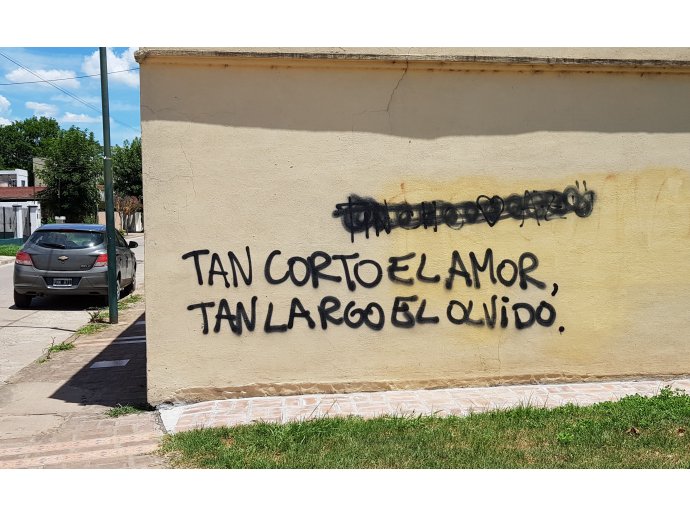 Tan corto el amor, tan largo el olvido.