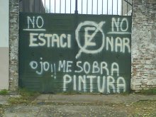 No estacionar. Ojo!! Me sobra pintura