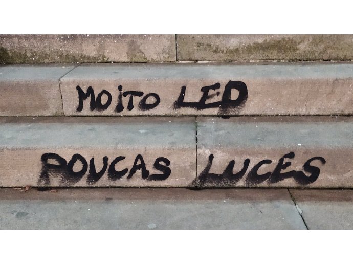 Moito LED poucas luces