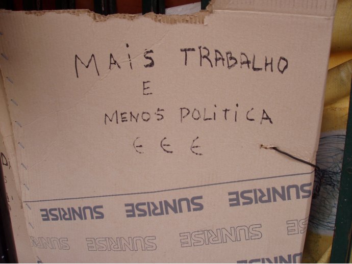 Mais trabalho e menos politica