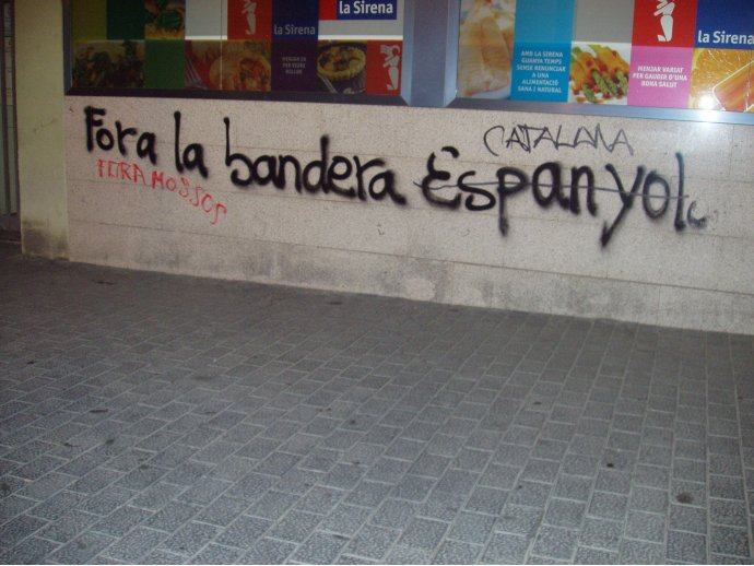 Fora la bandera espanyola catalana. Fora mossos.