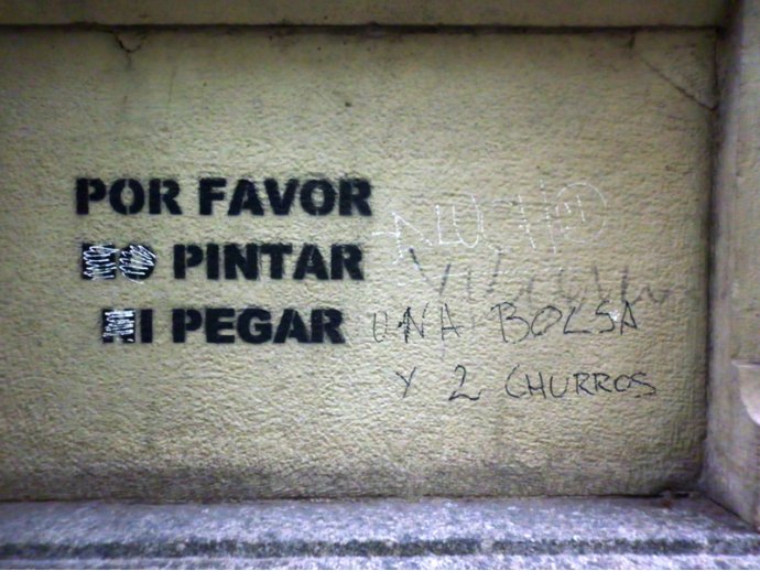 Por favor pintar i pegar una bolsa y dos churros