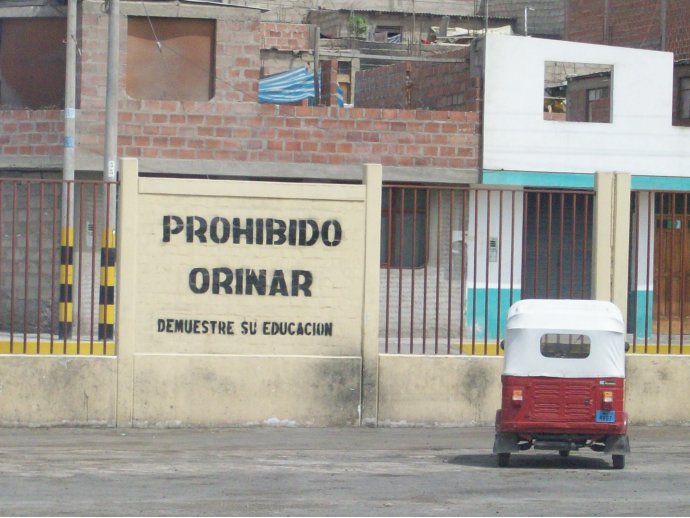 Prohibido orinar. Demuestre su educación.