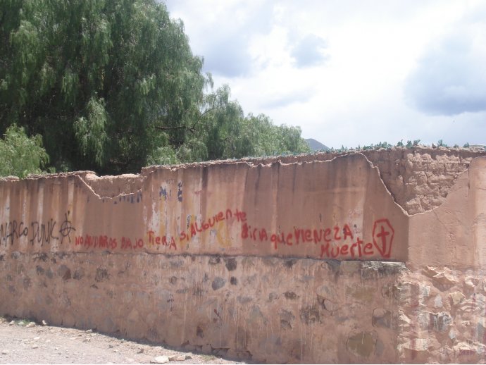 No andaras bajo la tierra si alguien te diria que viene la muerte