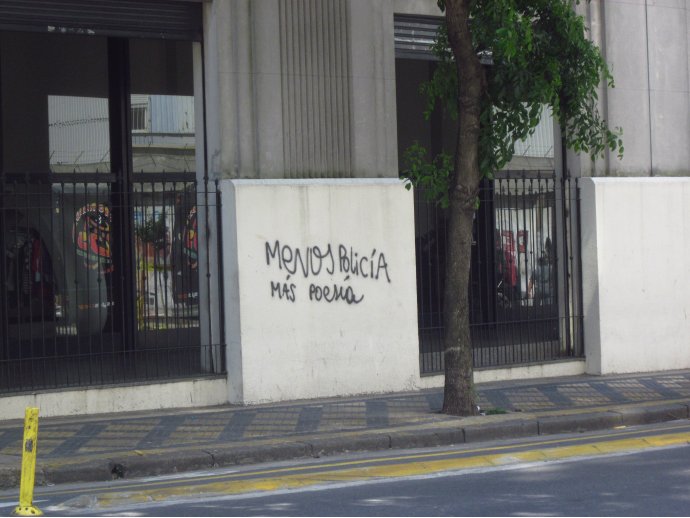 Menos policia, mas poesía.