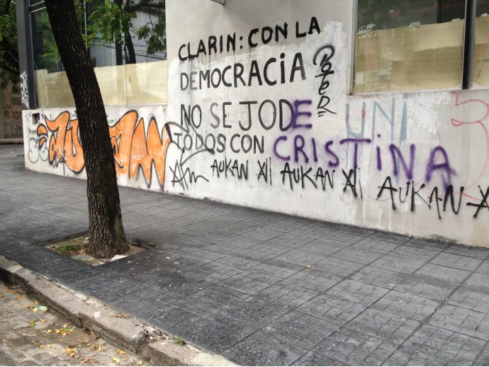 Clarín: con la democracia no se jode. Todos con Cristina