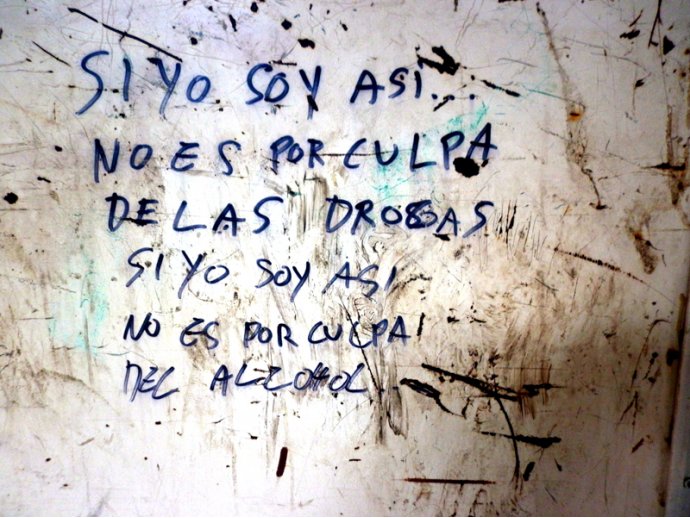 Si yo soy así / no es por culpa / de las drogas. / Si yo soy así / no es por culpa / del alcohol.