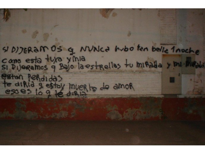 Si dijéramos que nunca hubo tan bella una noche como esta tuya y mía si dijéramos que bajo las estrellas tu mirada y mi mirada están perdidas. te dirí