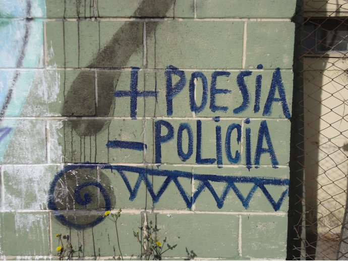+ poesía  - policía