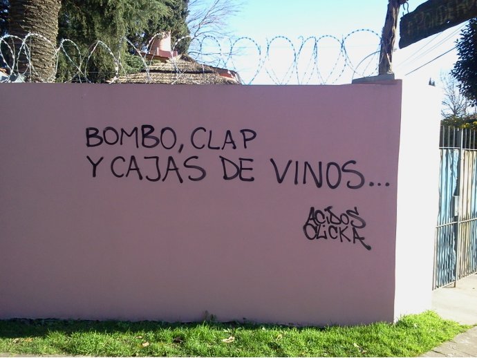 bombo, clap y cajas de vino