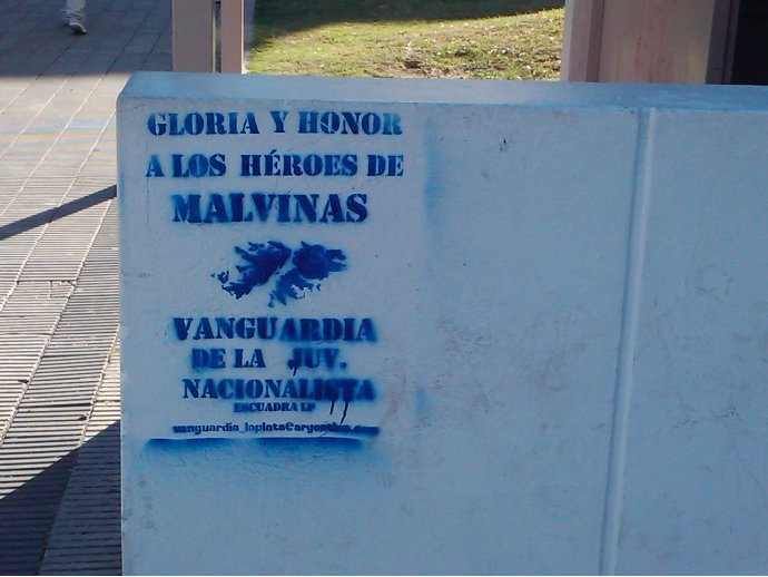 GLORIA Y HONOR A LOS HÉROES DE MALVINAS - VANGUARDIA DE LA JUVENTUD NACIONALISTA