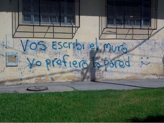 Vos escribí el muro. Yo prefiero la pared :)