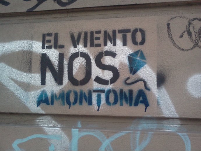 El viento nos amontona