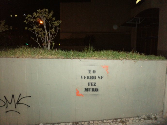 E o verbo se fez muro (Y el verbo se hizo pared)