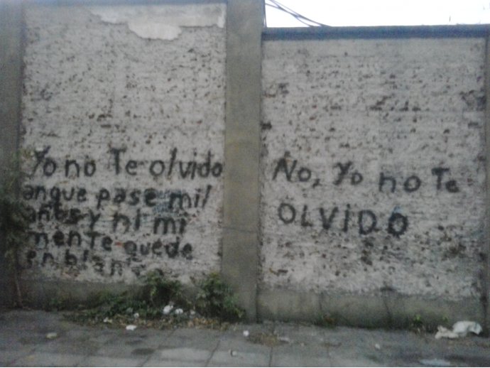 Yo no te olvido aunque pase mil años y ni mi mente quede en blanco. No, yo no te olvido