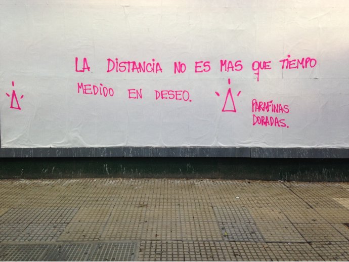 La distancia no es más que tiempo / medido en deseo. Parafinas Doradas