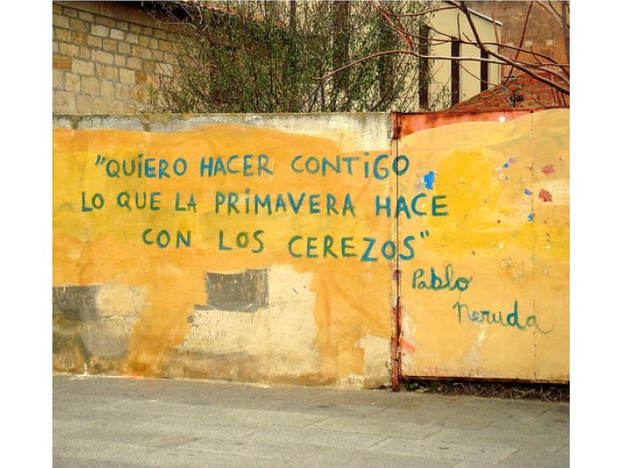 Quiero hacer contigo lo que la primavera hace con los cerezos. - Neruda